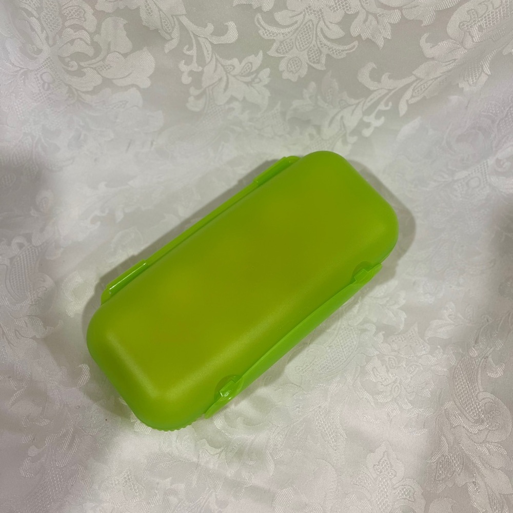 NEW (NIP) Tupperware Egg Storer Portable Case Hard-Shell Storage - Picture 4 of 10